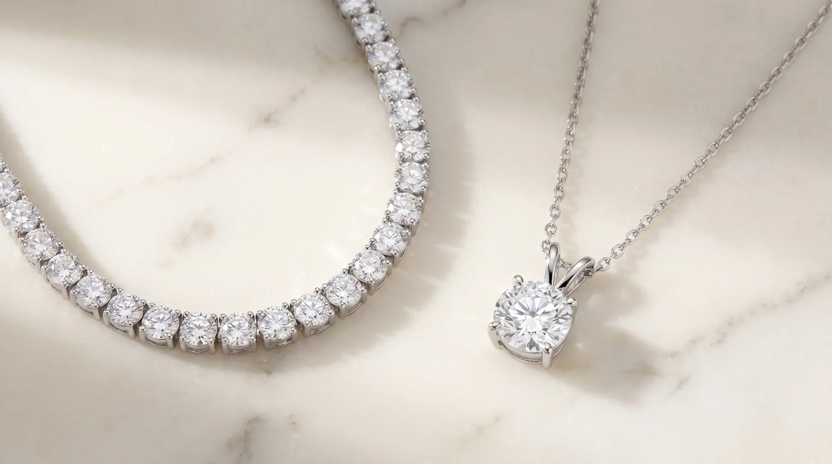 How to Choose Between a Necklace and a Pendant