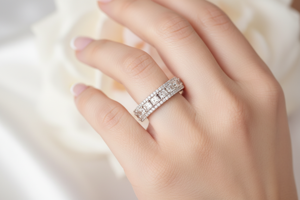 create diamond wedding band in hand